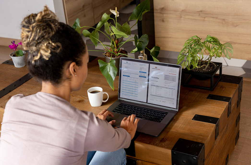 vrouw kijkt naar inlogscherm op laptop